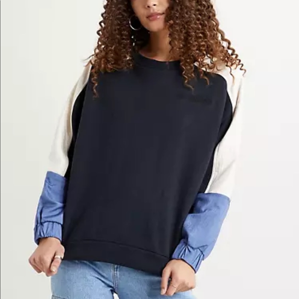 LEO COLORBLOCK CREWNECK SWEATSHIRT